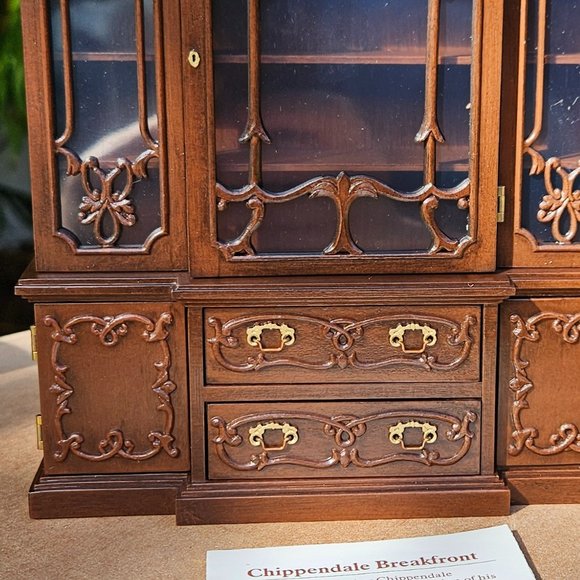 Chippendale Goebel Breakfront Cabinet 1:12 Scale - Picture 4 of 13